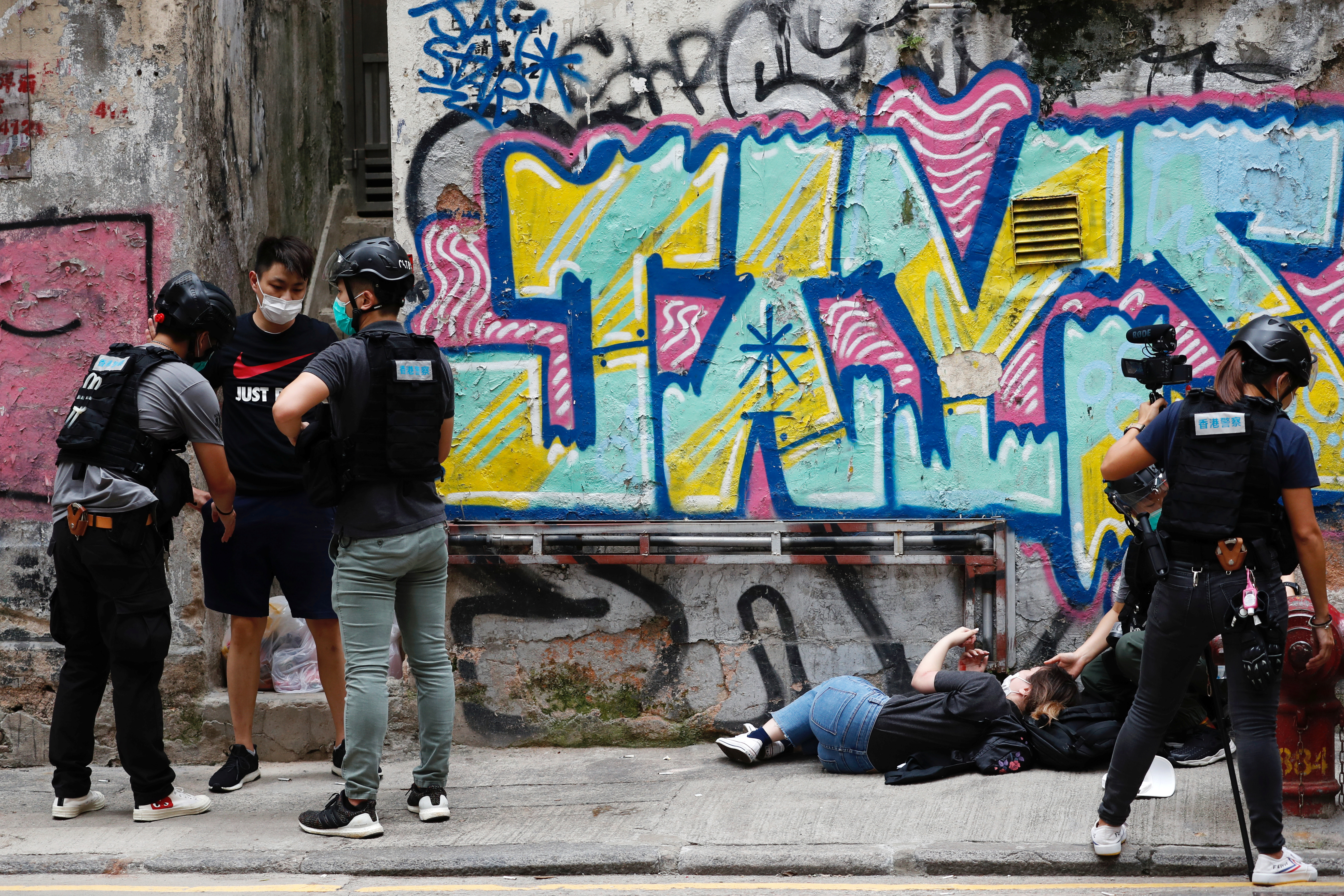 Miles de hongkoneses salen a la calle a protestar contra la ley de seguridad