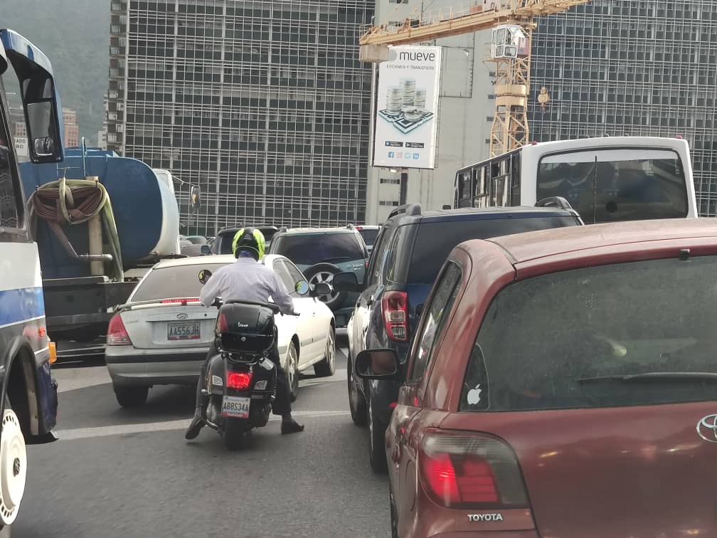 Punto de control generó tremenda tranca en la autopista Prados del Este #6Jun (FOTOS)