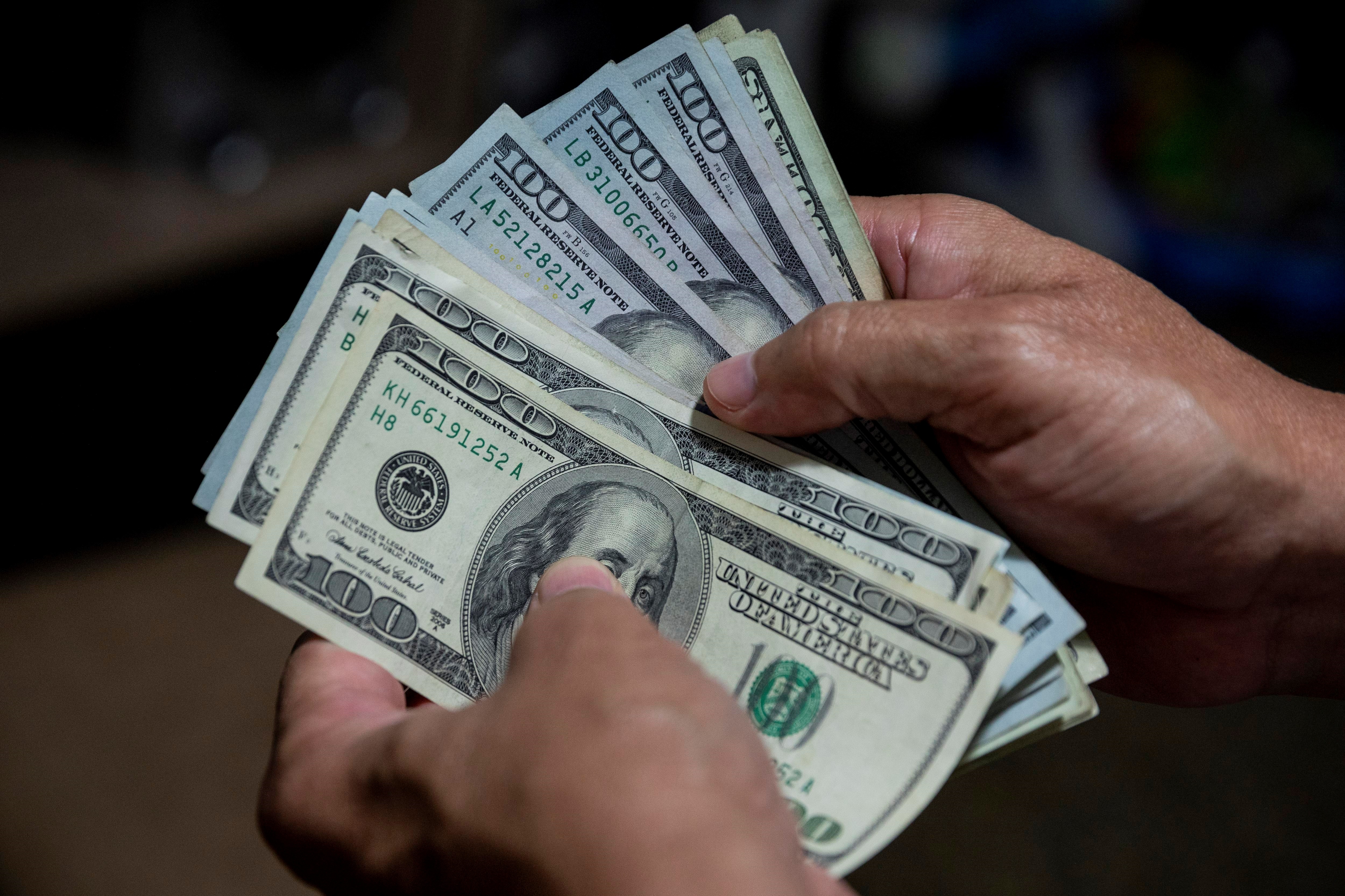 Dólar paralelo cerró la semana en casi 370 mil bolívares
