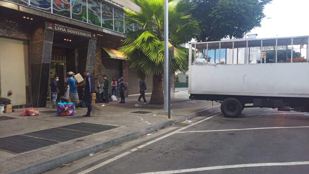 PNB ingresó a la fuerza al Livia Gouverneur y practicó pruebas de coronavirus; 13 estudiantes dieron positivo (VIDEO)