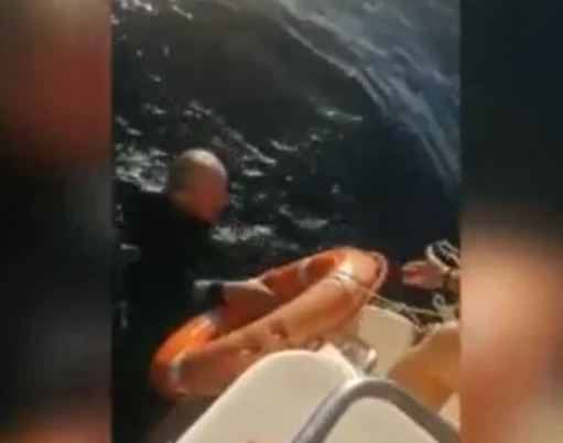 Pescador cayó de su bote y estuvo ocho horas en el agua… hasta que un milagro salvó su vida