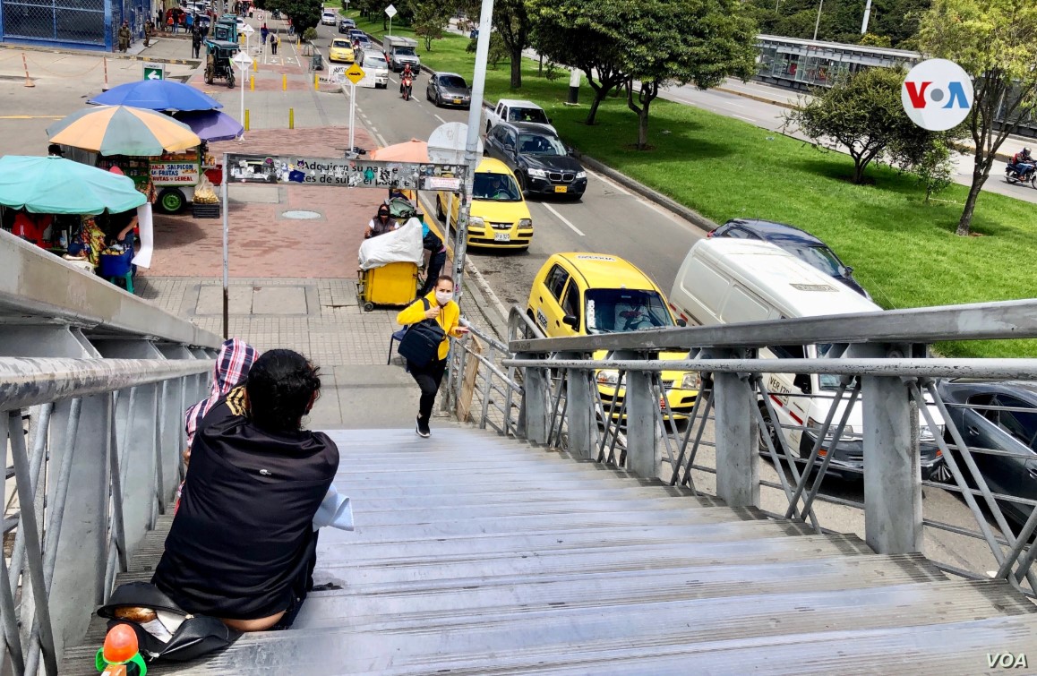 “Pedir para pagar el arriendo”: Venezolanos sobreviven en las calles de Bogotá (Videos)