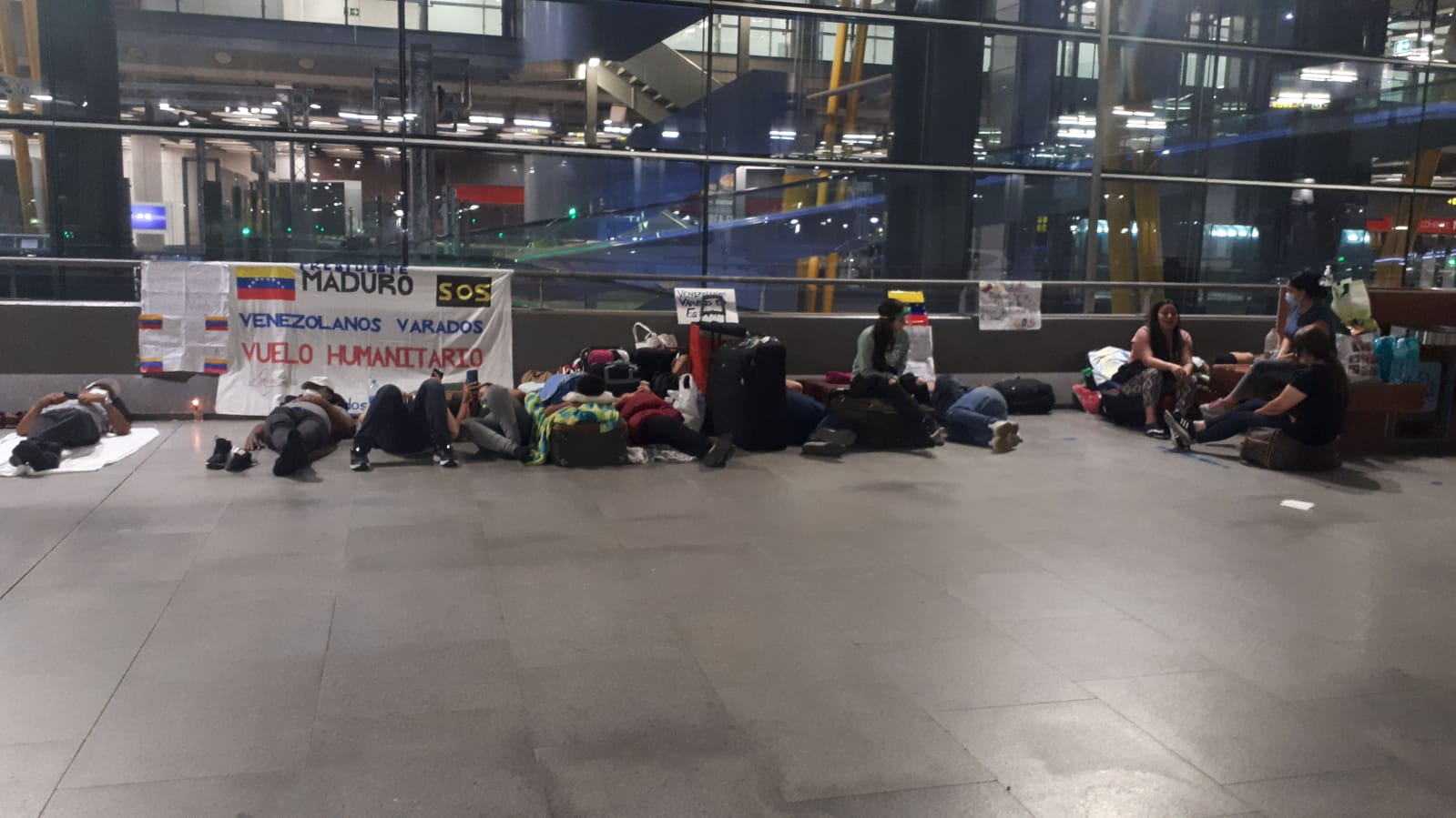 Venezolanos atrapados por el Covid-19 acampan en la T4 de Barajas: “Estamos desesperados” (Video)