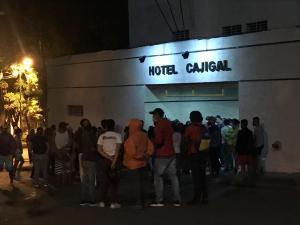 Vecinos de San Bernardino protestaron por la llegada de casos sospechosos de Covid-19 al Hotel Cajigal (VIDEO)