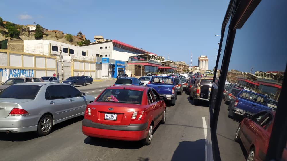 Colapso vehicular en Vargas, ante puntos de control del régimen  #28Jul (Video)