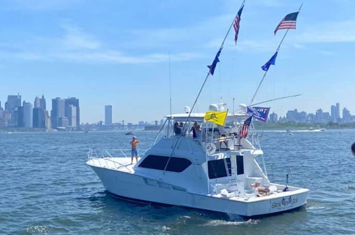 Los partidarios de Trump realizaron un desfile de botes cerca de la Estatua de la Libertad este #19Jul