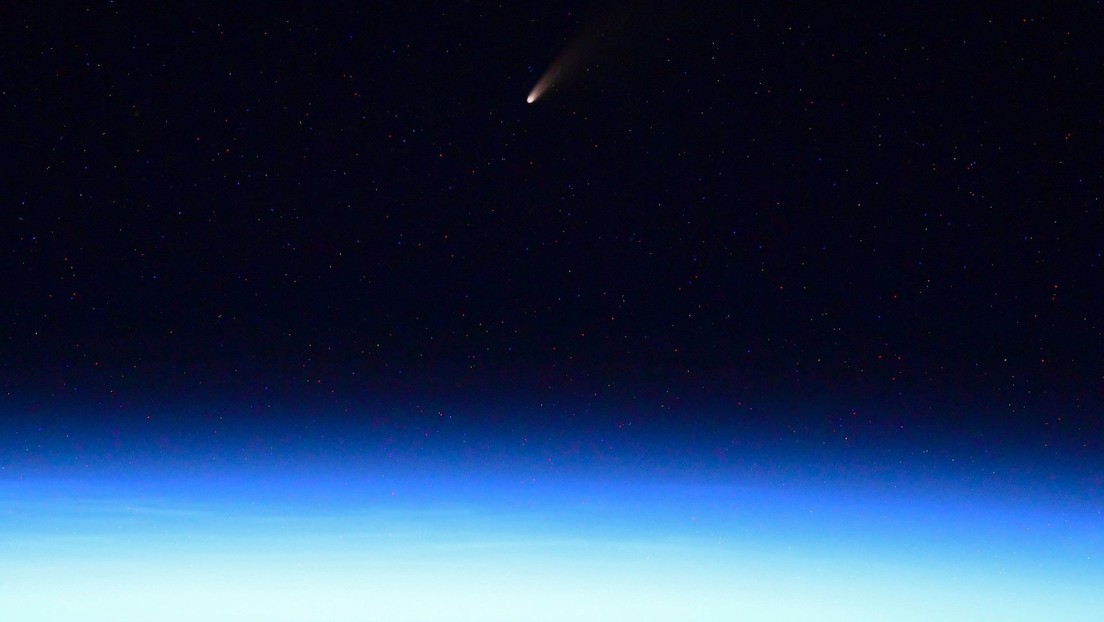 Cosmonauta captó el cometa más brillante de los últimos siete años cuando pasaba cerca de la Tierra (Fotos)