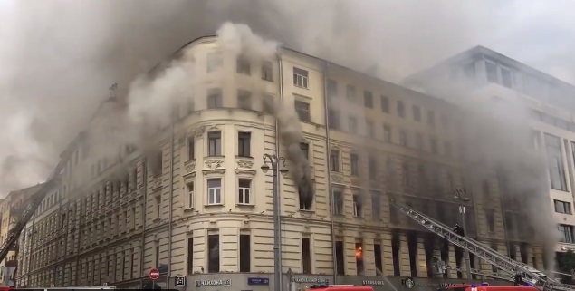 EN VIDEO: Un edificio se incendia en pleno centro de Moscú #2Jul
