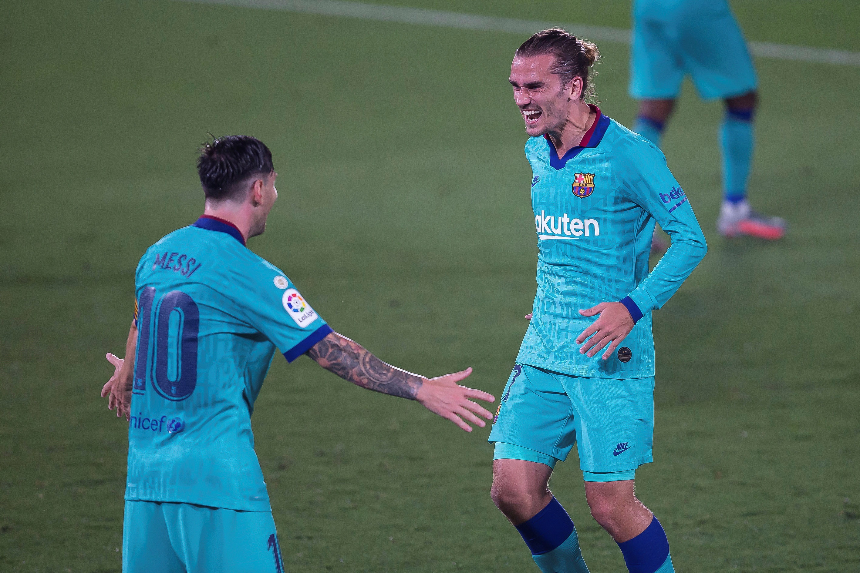 Messi y Griezmann mantienen vivo al Barcelona en la lucha por La Liga