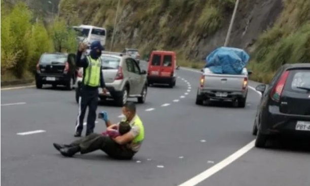 La INCREÍBLE imagen de un policía calmando a un niño tras un accidente en Quito