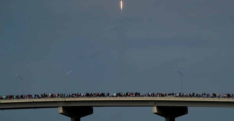 SpaceX lanzó al espacio 57 satélites para suministrar servicio de internet en el mundo