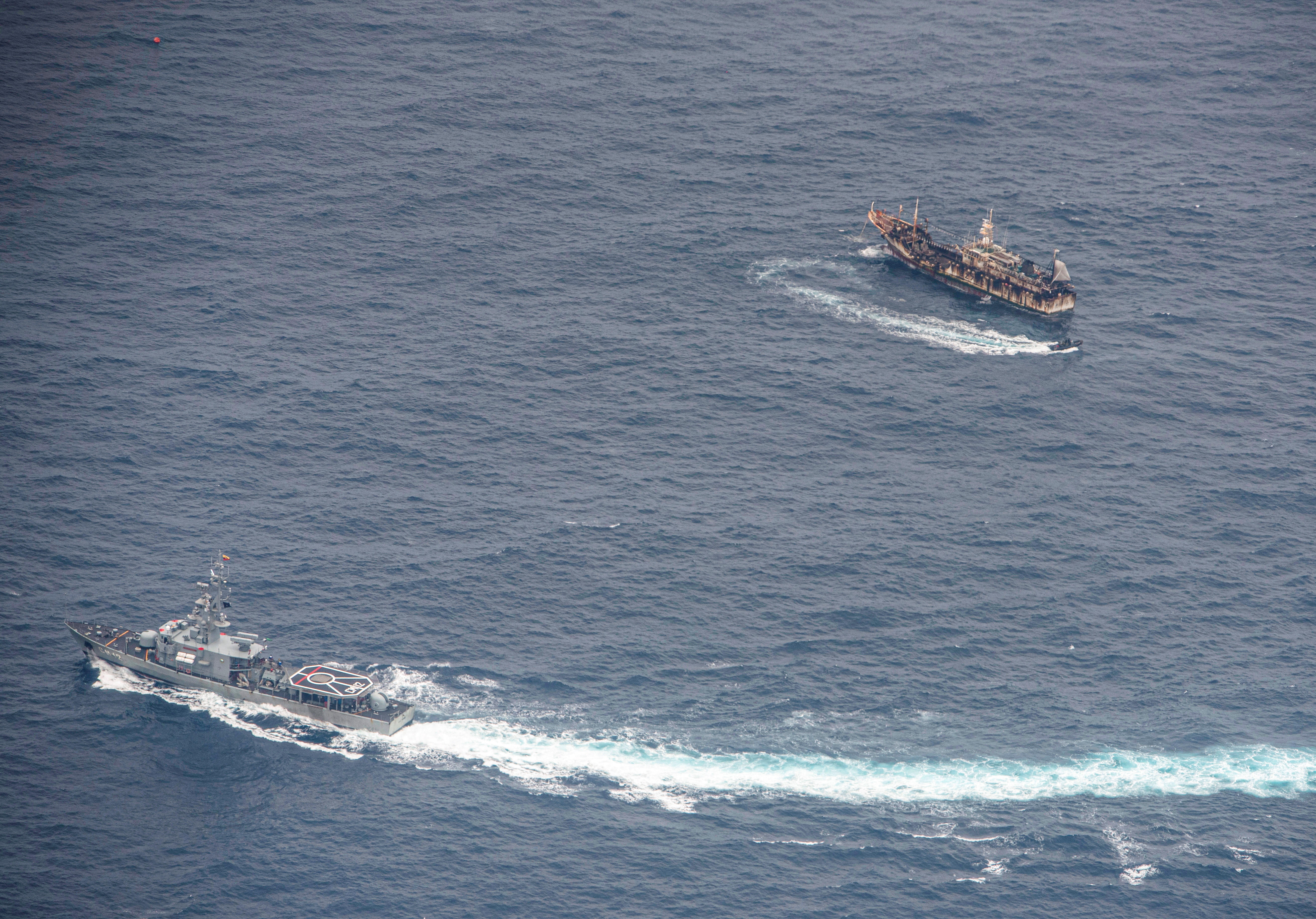 Armada de Ecuador sostiene la vigilancia sobre los pesqueros chinos cerca de las Galápagos