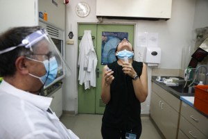 Hospital israelí desarrolla una prueba de saliva súper rápida para Covid-19 (Fotos y Video)