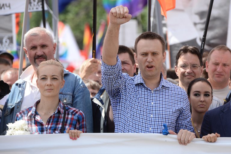 Quién es Alexei Navalny, el principal enemigo de Vladimir Putin que está en coma por presunto envenenamiento