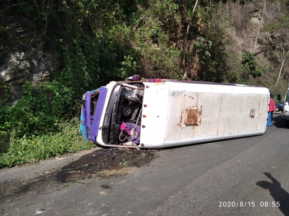EN FOTOS: Camioneta volcó en la carretera vieja Caracas-Los Teques, mientras era asaltada por delincuentes