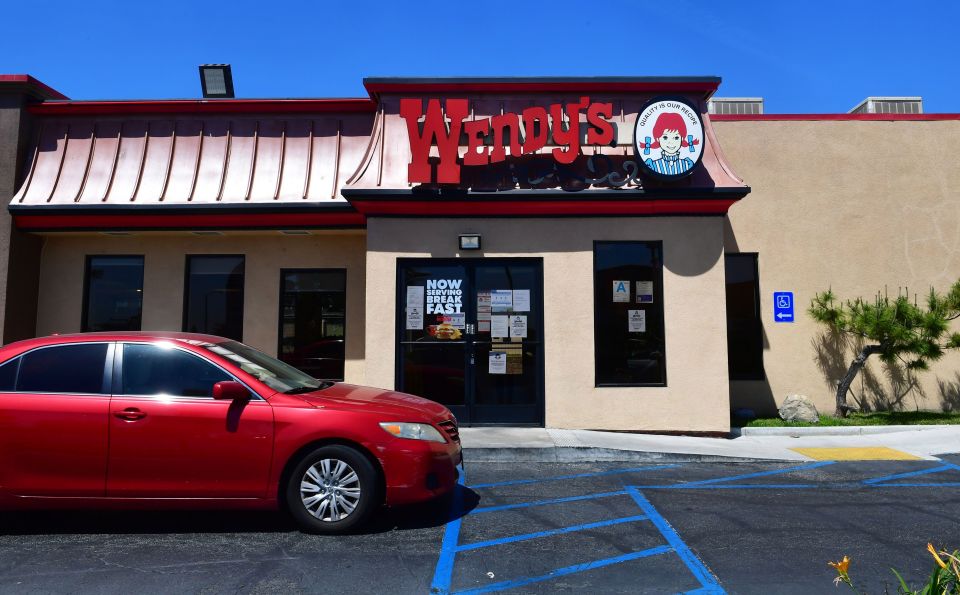 Una empleada de Wendy’s en Miami tose sobre la comida de una clienta