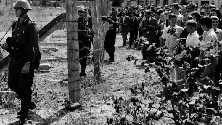 Horrores, secretos y muertes bajo el Muro de Berlín, a 59 años de su creación (Fotos)