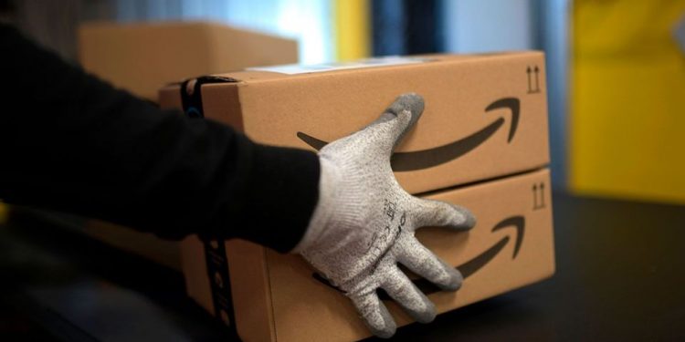 Arrestan a cuatro hermanos por fraude millonario contra Amazon en Nueva York