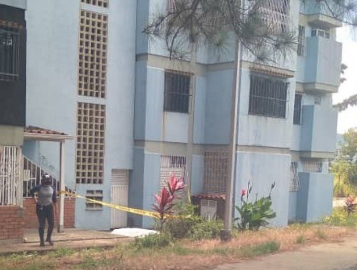 Docente jubilado se quitó la vida al lanzarse de un cuarto piso en San Cristóbal