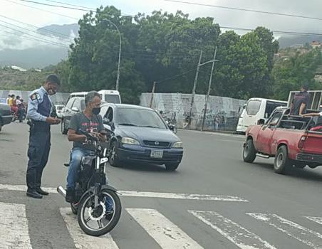 ¿Multas express? Denuncian las alcabalas de la policía de Vargas con puntos de venta