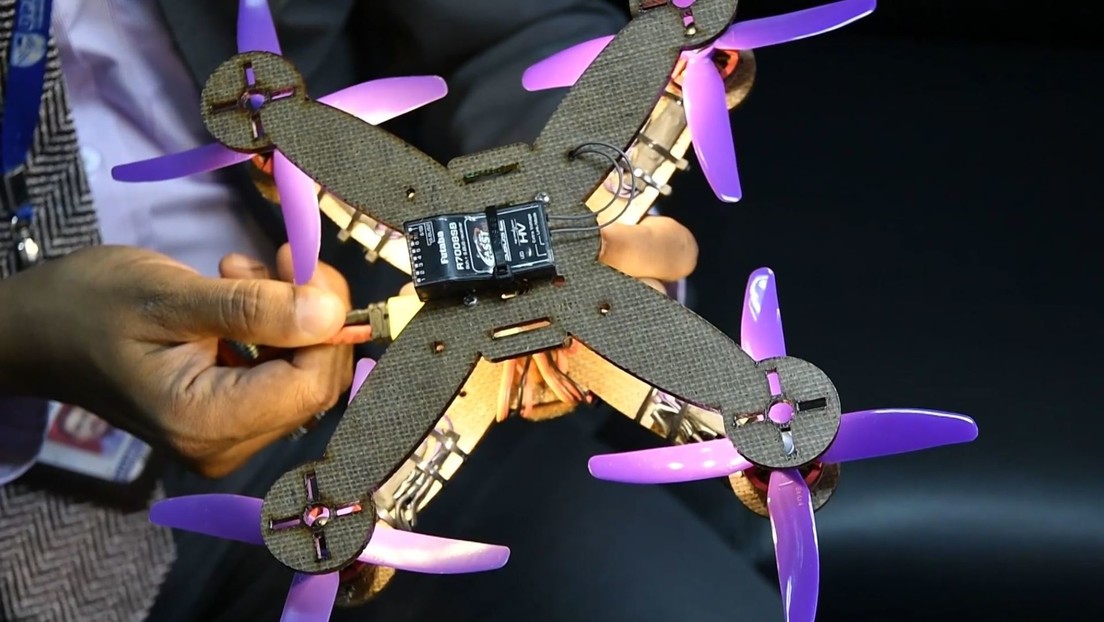 Investigadores de Malasia presentaron un dron hecho con hojas de piña (Video)