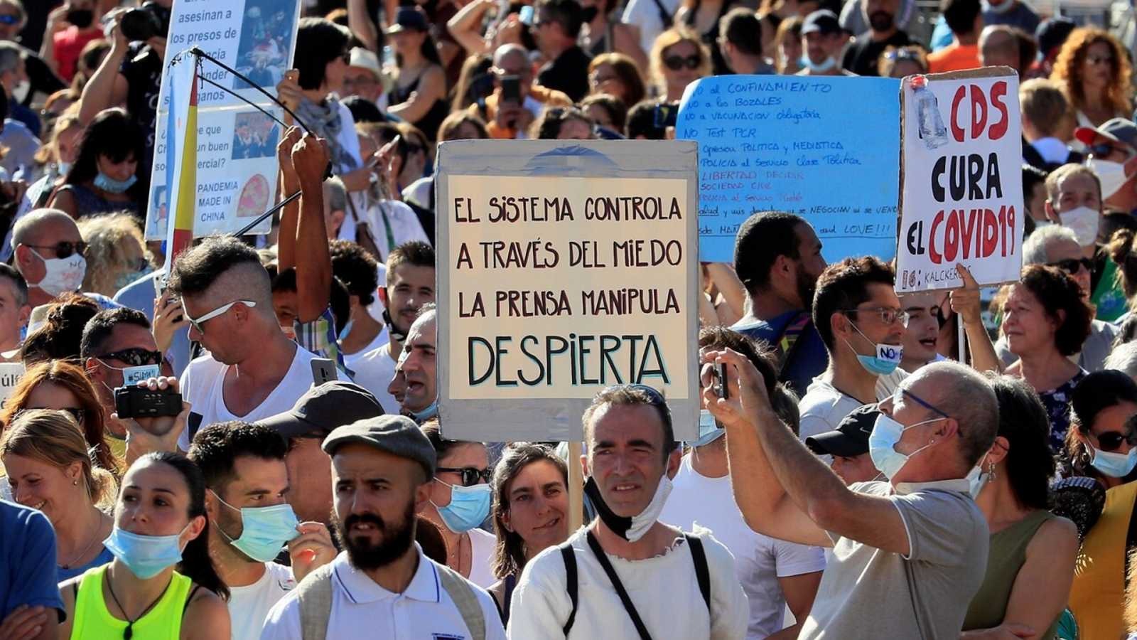 Una multitud se manifestó en Madrid contra el uso de mascarillas