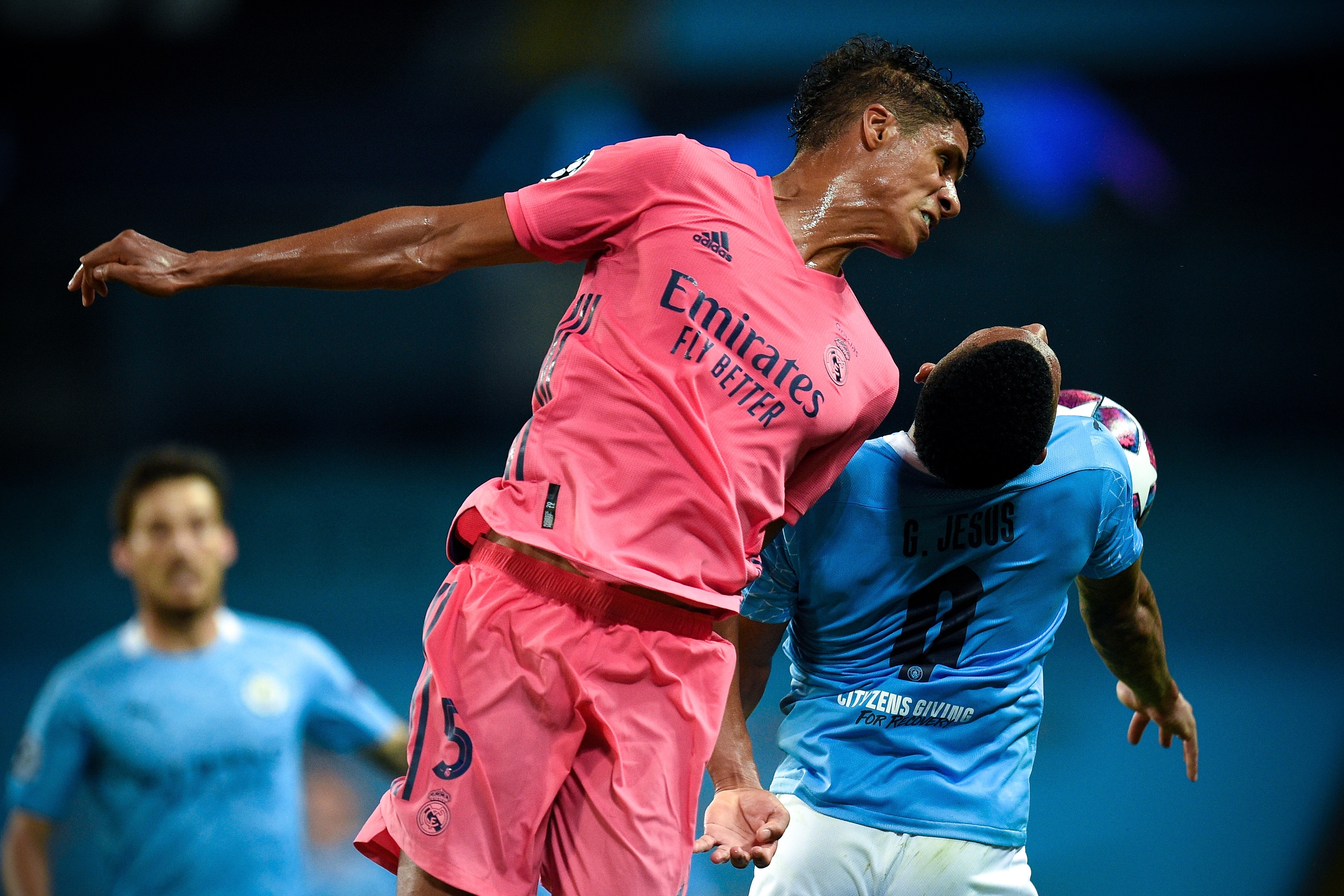 Los insólitos errores de Raphael Varane que facilitaron la clasificación del Manchester City (Videos)