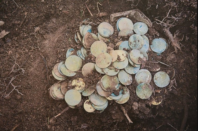 Pura suerte: Dieron un paseo por el bosque y encontraron ¡cientos de monedas de oro!