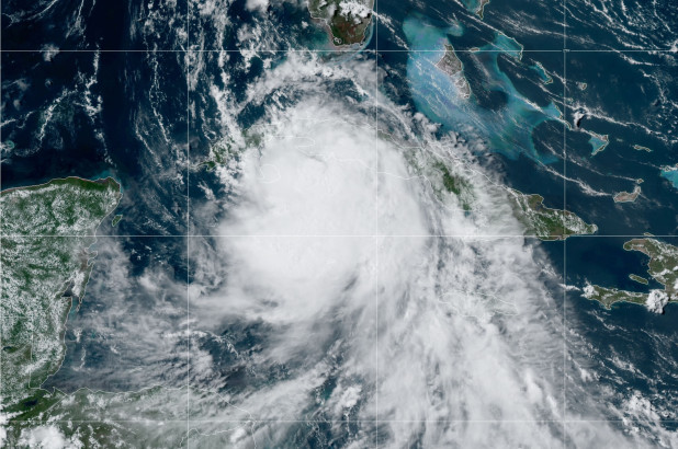 Advierten que la tormenta tropical Laura se podría convertir en huracán este martes