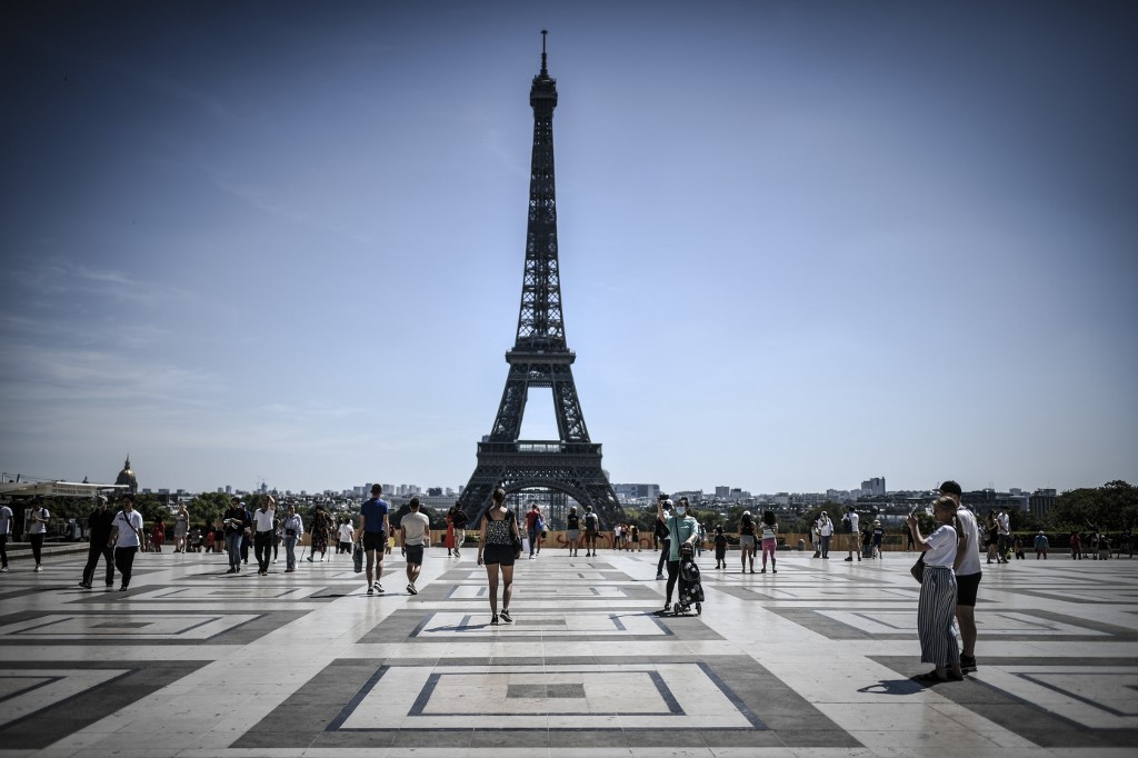 Con la Torre Eiffel de fondo: El impactante VIDEO de Ucrania que muestra un bombardeo sobre París