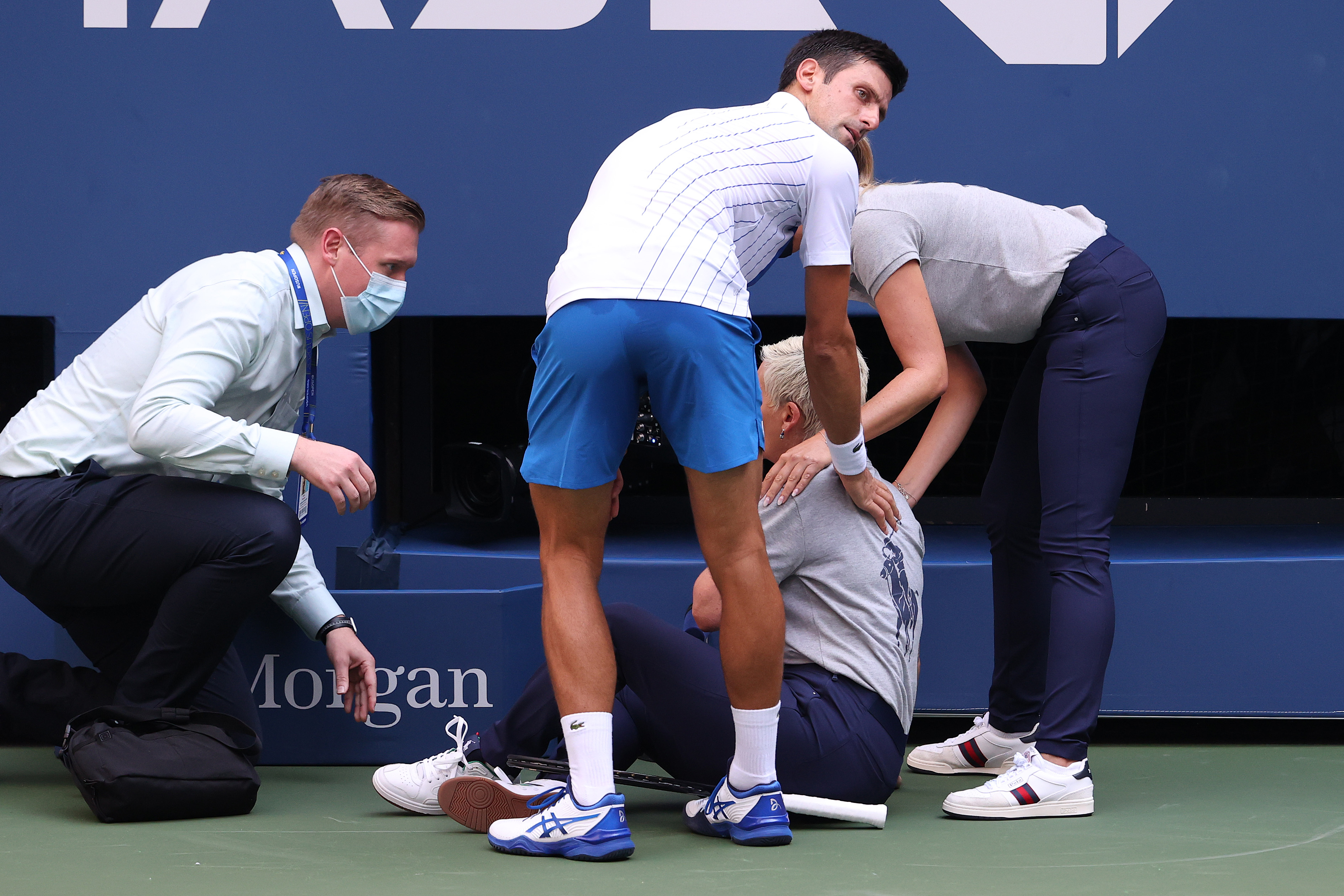 Djokovic descalificado del Abierto de EEUU por darle un pelotazo a jueza de línea (Video)