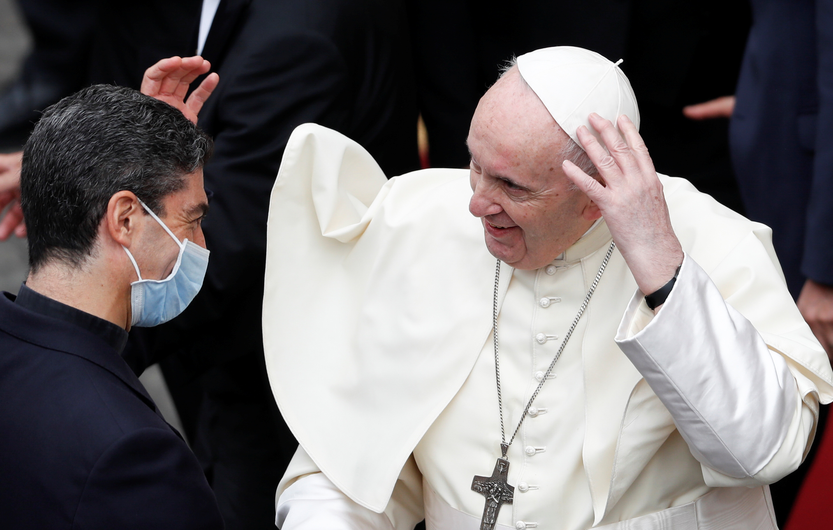 El papa Francisco pide encontrar la cura también para los virus socioeconómicos