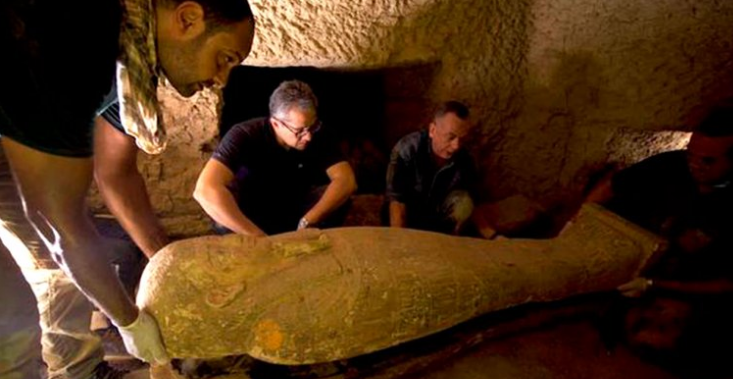 Descubrieron una tumba con 13 sarcófagos sellados e intactos desde hace 2.500 años en Egipto