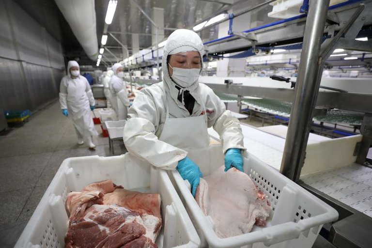 Socios comerciales de China rechazan hallazgo de coronavirus en alimentos importados por falta de pruebas