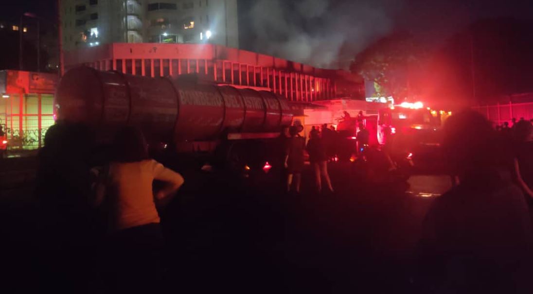 Incendio cerca de una gasolinera puso en alerta a los vecinos del barrio Chapellín #25Sep (Fotos y video)