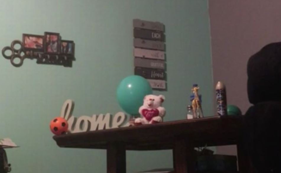 Grabó el momento en que un juguete se cayó de la mesa tras pedirle al “fantasma que lo tumbara” (Video)