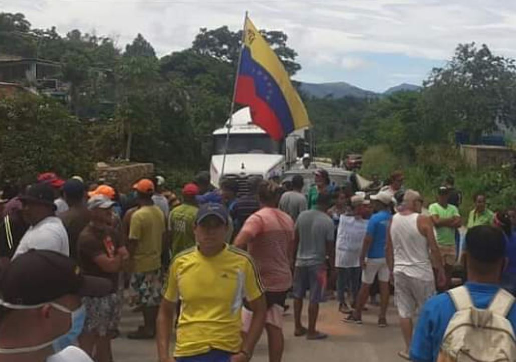 Habitantes de Mochima trancan la Troncal 9 en protesta por falta de gasolina #28Sep