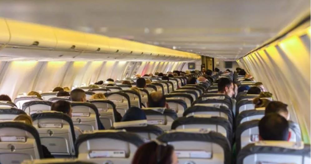 “Tenemos Covid… shhh”: Sorprendió a una pasajera de avión enviando un inquietante mensaje (FOTO)