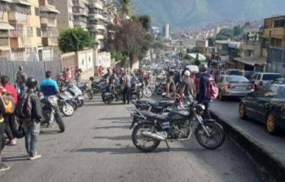 Largas colas para surtir gasolina en la E/S El Llanito #12Sep