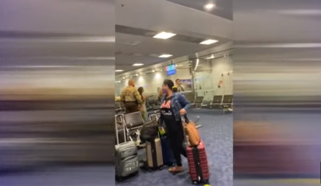 Saltó por encima del mostrador de boletos durante colapso en el Aeropuerto Internacional de Miami