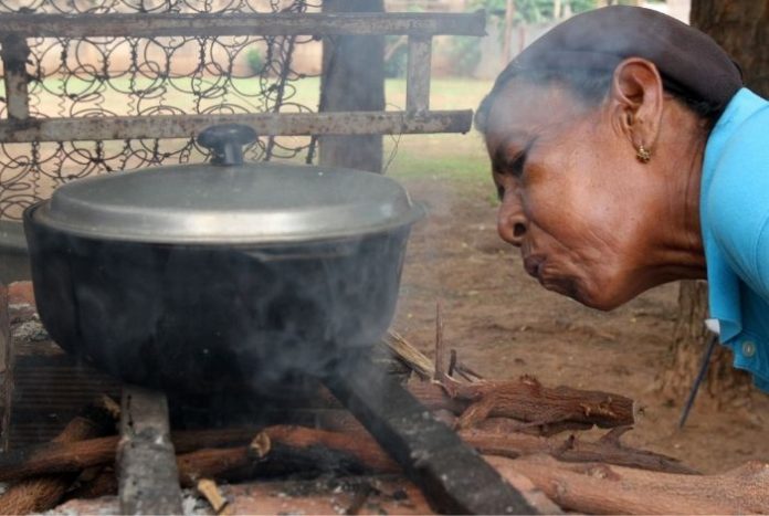 Cocinar a leña, la costumbre “obligada” del venezolano que podría costarle la salud