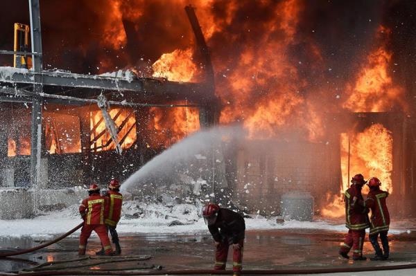 Bomberos siguen apagando pequeños focos del incendio en el puerto de Beirut