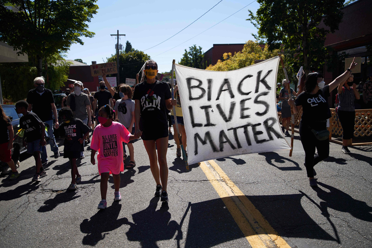 Al menos 100 personas fueron arrestadas tras violentas protestas en Portland