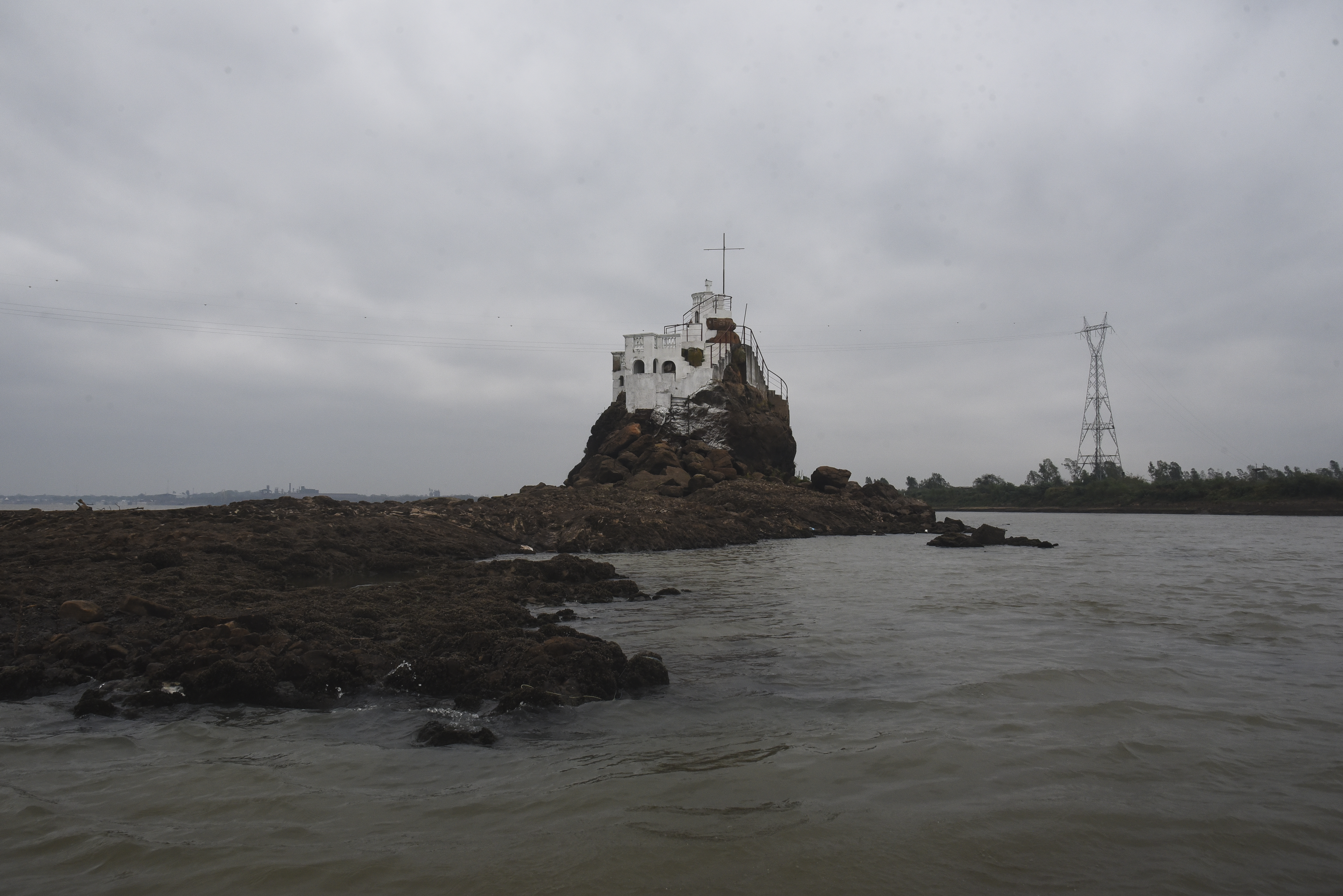 Extraordinaria decrecida del río Paraguay dejó al descubierto un barco hundido (Fotos)