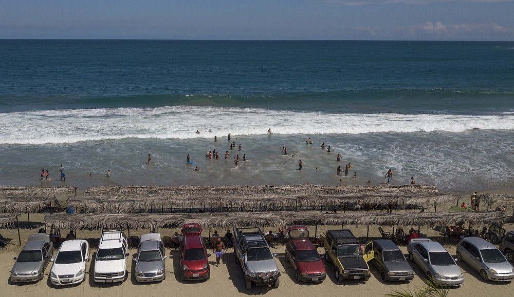 AP: Tras 7 meses, miles de venezolanos regresaron a las playas en la flexibilización