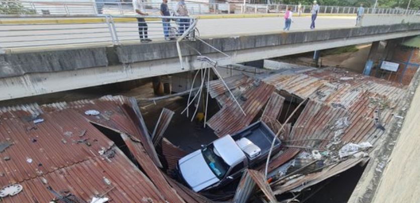 Camioneta cayó en un estacionamiento cerca de la emblemática mezquita en Caracas (Fotos)
