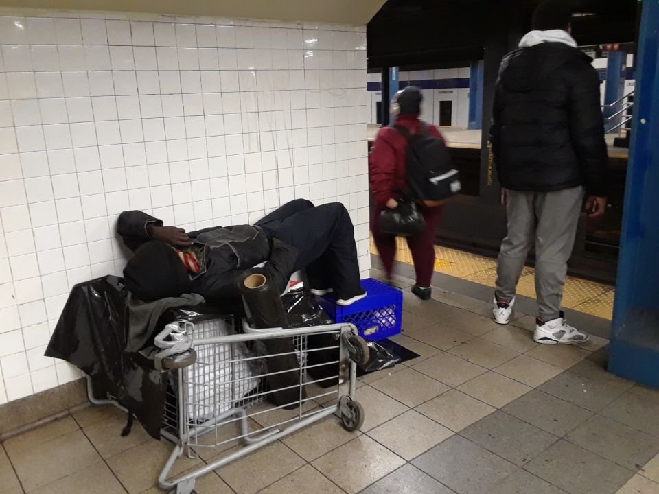 Buscan a una pareja por balear a joven en el Metro de Nueva York