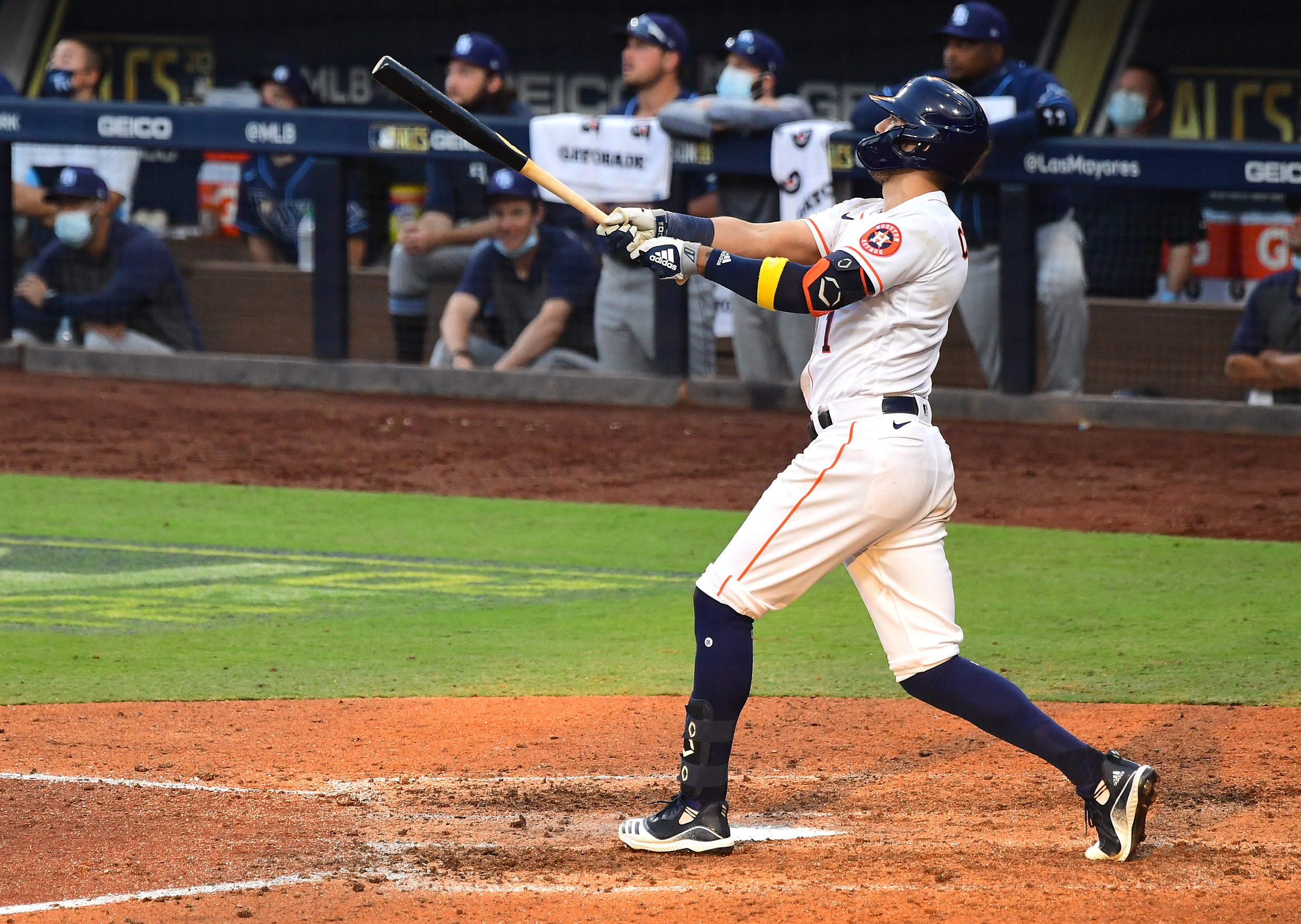 Astros de Altuve se mantienen con vida frente a Rays tras una victoria ajustada