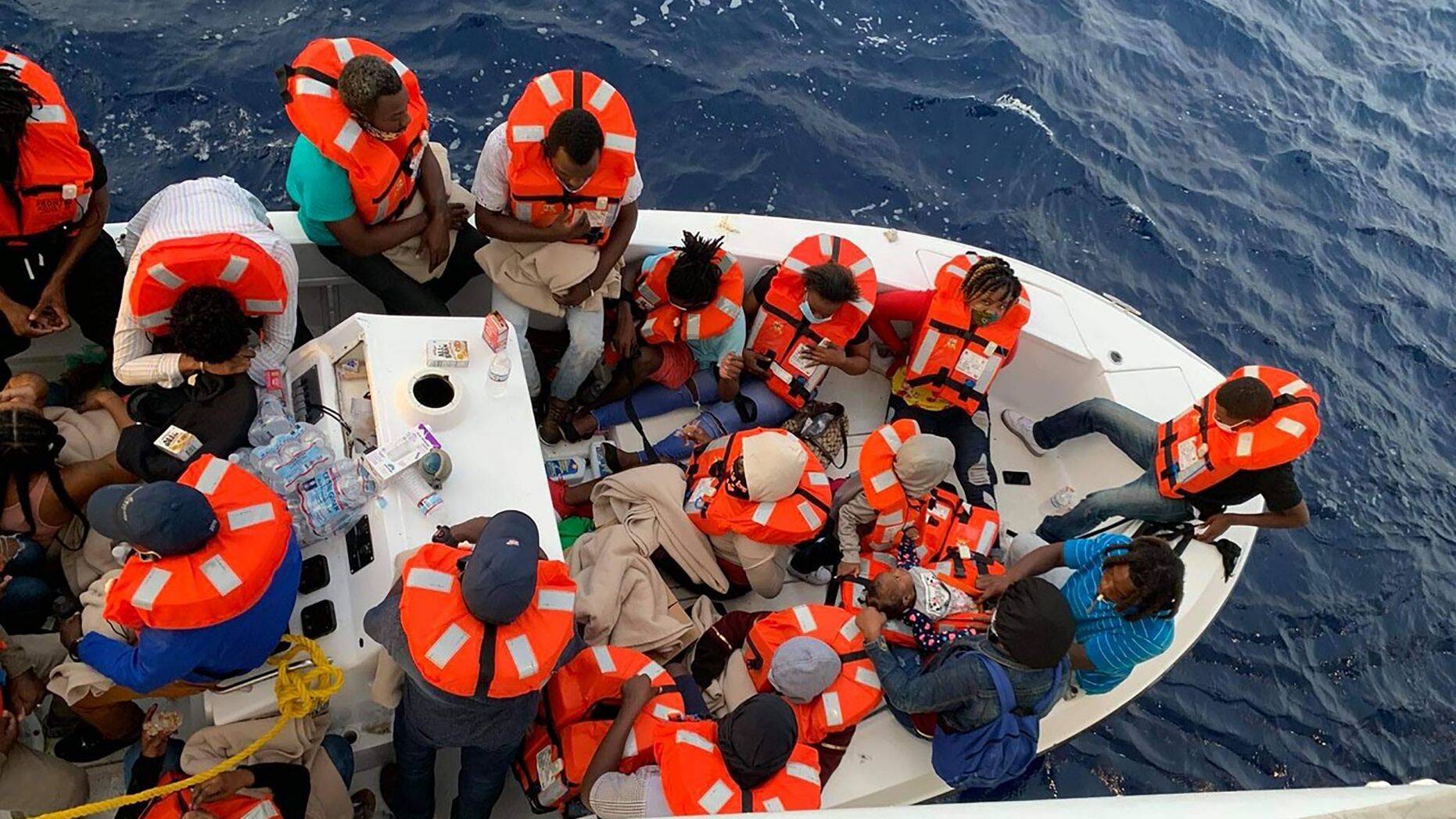 Al menos 24 personas fueron rescatadas de un barco que se hundía frente a la costa de Florida