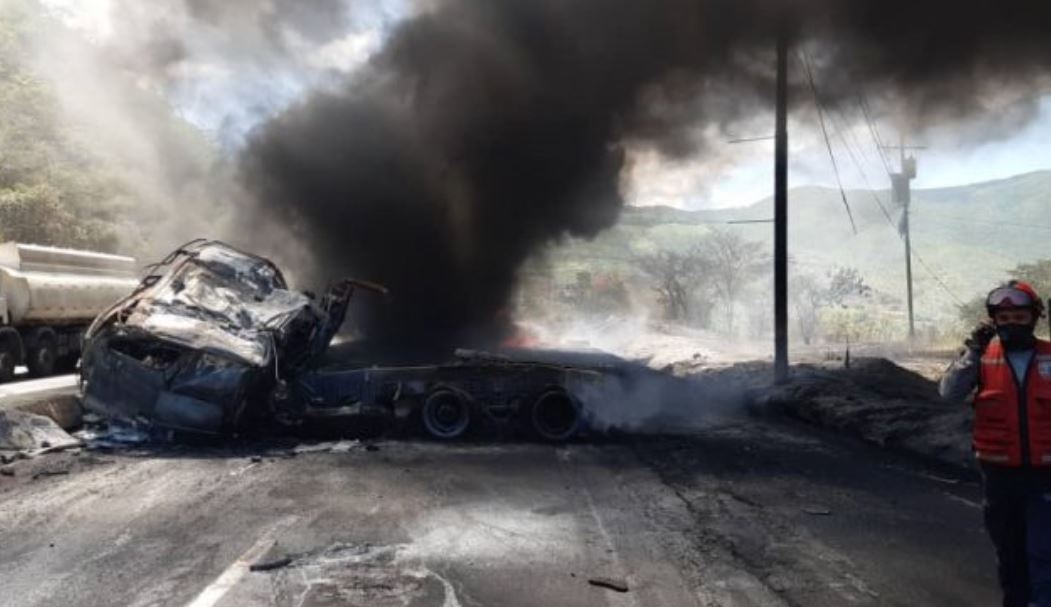 Reportan un fallecido tras incendio de gandola de gasolina en la autopista Caracas-La Guaira